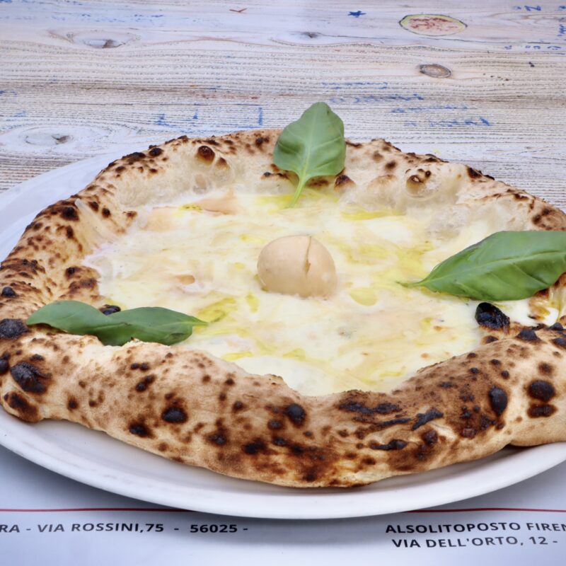 Pizza bianca con Fior di latte Latteria Sorrentina, Provola, Parmigiano, basilico