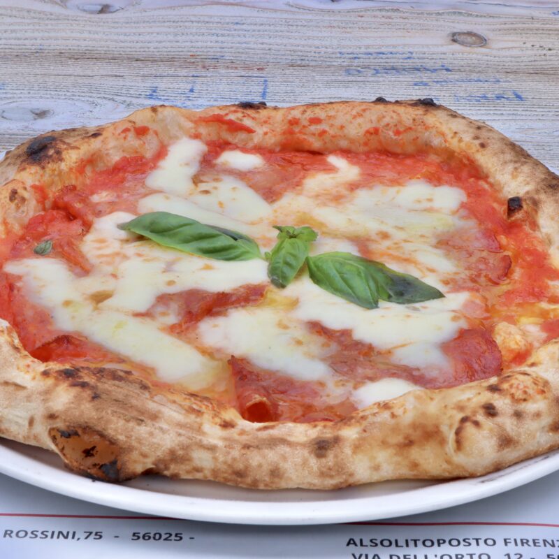 Pizza rossa con S.Marzano DOP, Fior di latte Latteria Sorrentina, Salamino piccante, basilico, olio pugliese