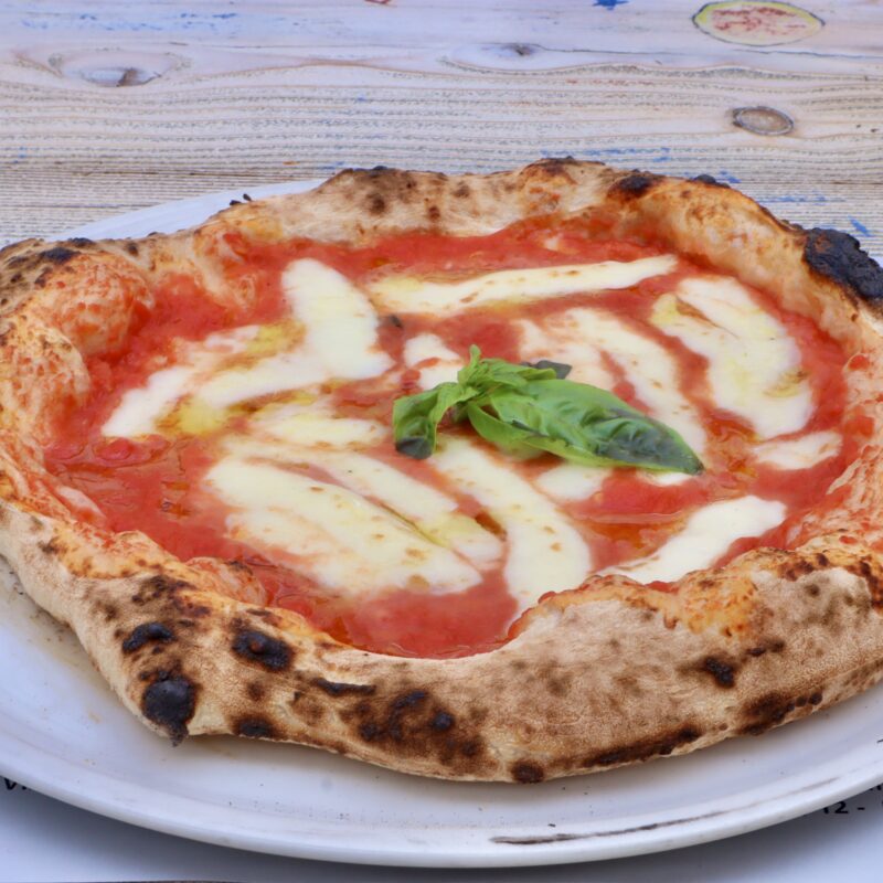 Pizza rossa con S.Marzano DOP, Fior di latte Latteria Sorrentina, basilico, olio pugliese