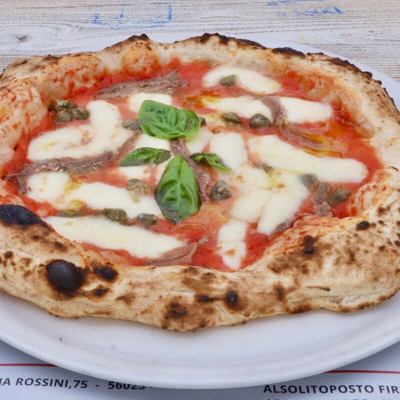 Pizza rossa con S.Marzano DOP, Fior di latte Latteria Sorrentina, capperi, acciughe, basilico, olio pugliese