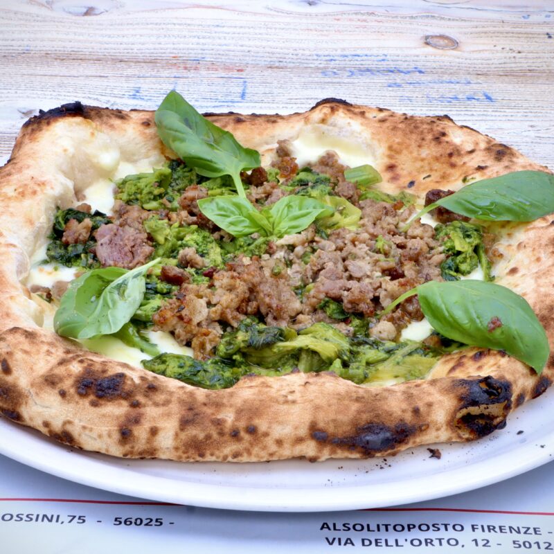 Pizza bianca con Fior di latte Latteria Sorrentina, Peperoncino, salsiccia a punta di coltello, friarielli napoletani, basilico, olio pugliese