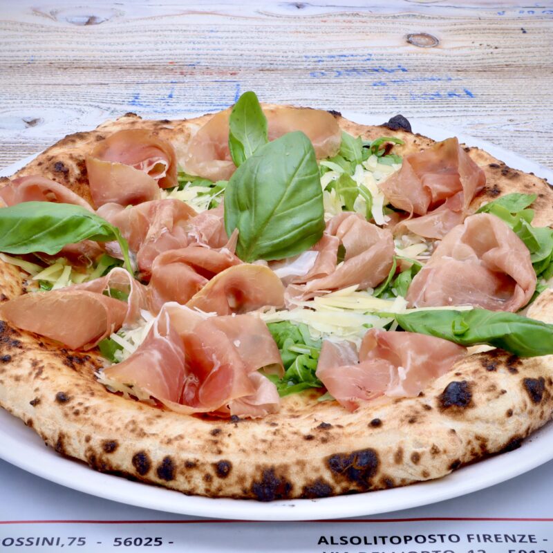 Pizza bianca con Fior di latte Latteria Sorrentina, Rucola, Crudo, Scaglie di Parmigiano, basilico, olio pugliese